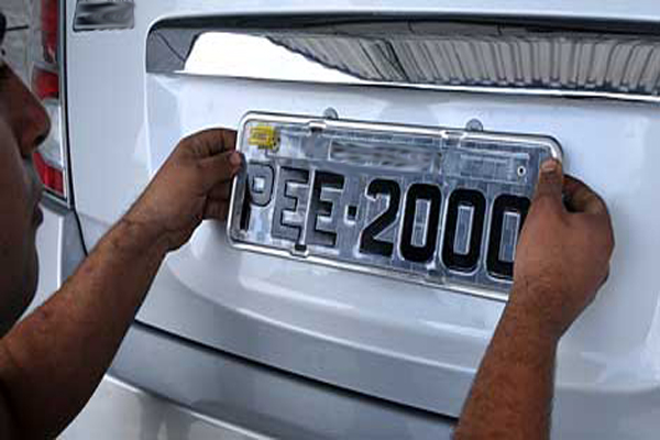 Nova placa de carro começa a valer em 2018