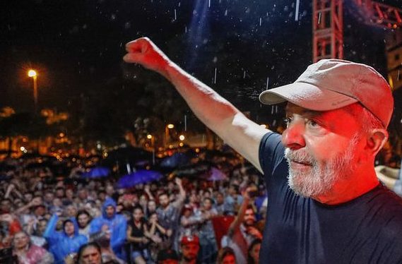 Palanque de Lula é atingido por ovos em SC