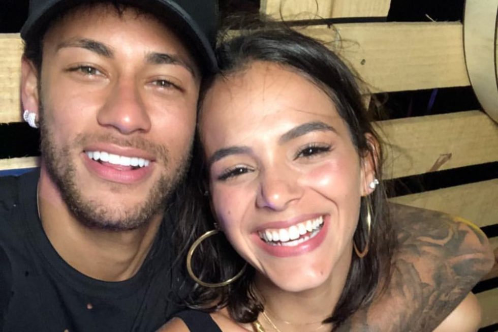 Em cadeira de rodas, Neymar tira foto com Marquezine