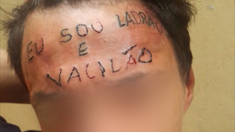 Jovem que teve testa tatuada é preso por furto