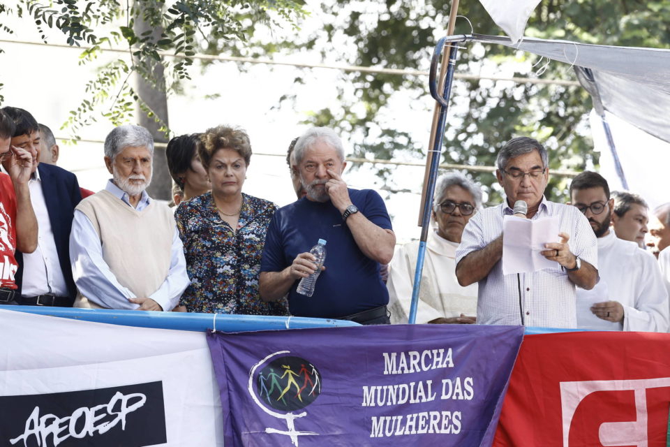 Lula discursa e diz que vai se entregar à Polícia Federal