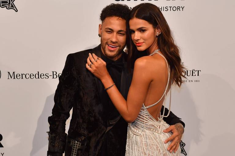 Neymar arremata joia para Marquezine em leilão de gala