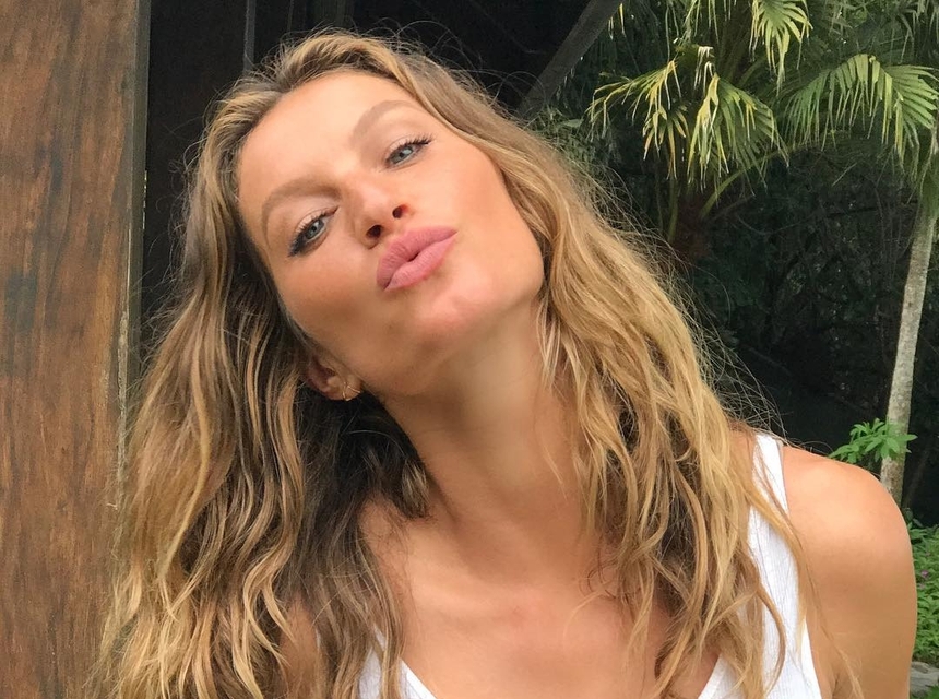 Gisele Bündchen aparece de cabelo curto