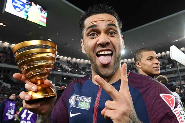 Daniel Alves festeja 36º título da carreira