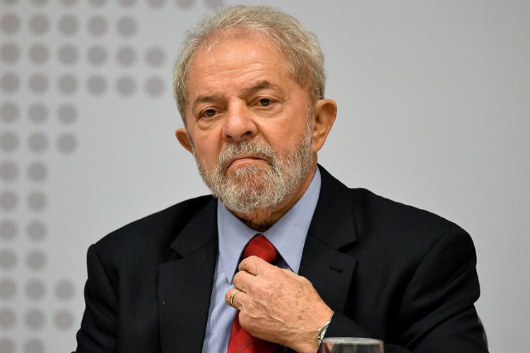 Grupo de senadores chega à PF para fiscalizar cela de Lula