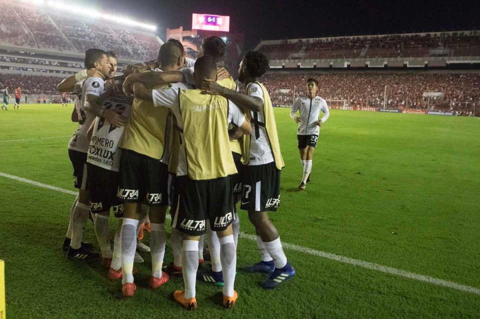 Com gol de Jadson, Corinthians fica perto da classificação