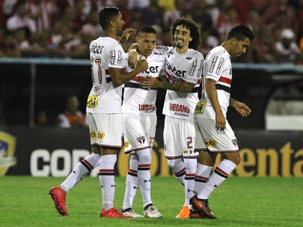 São Paulo vence Paraná na estreia no Brasileirão