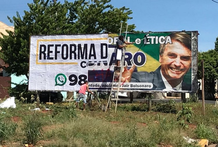 Promotor consegue retirada de outdoor de Jair Bolsonaro