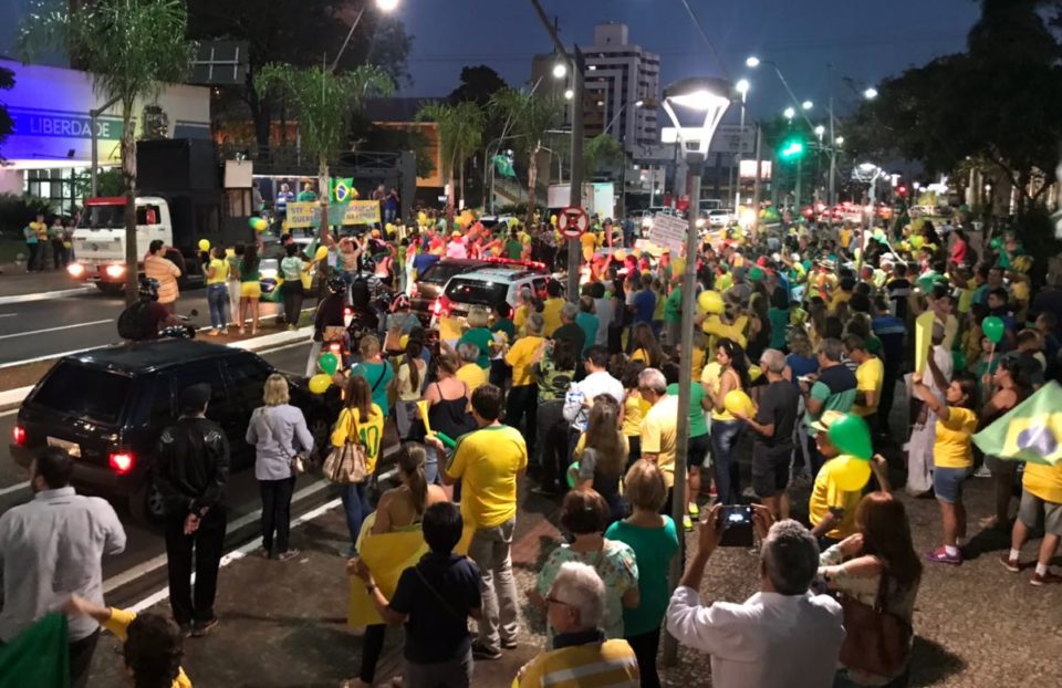 Manifestantes se reúnem em Marília contra Lula