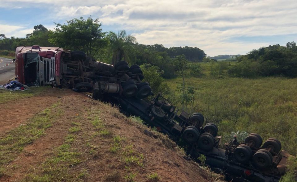 Caminhão com 45 mil litros de etanol tomba na SP-333