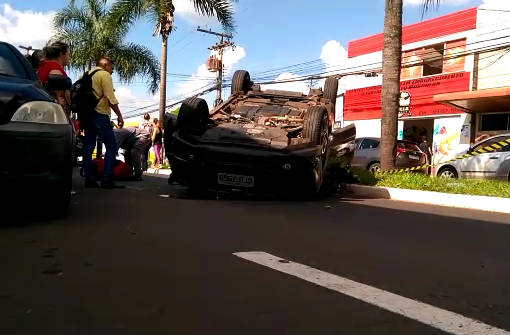 Equipes de resgate atendem capotamentos em Marília