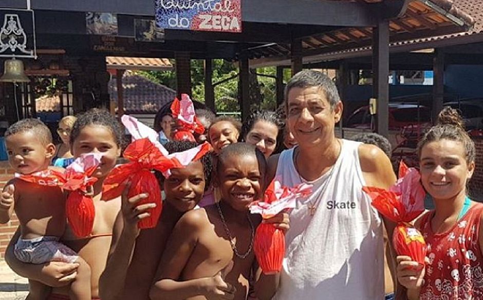 Zeca Pagodinho distribui ovos de Páscoa