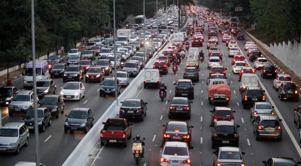 São Paulo bate recorde de trânsito no ano na saída para o feriado