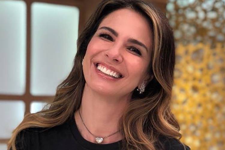 Luciana Gimenez diz estar ‘solteira’ e ‘na pista’ em rede social