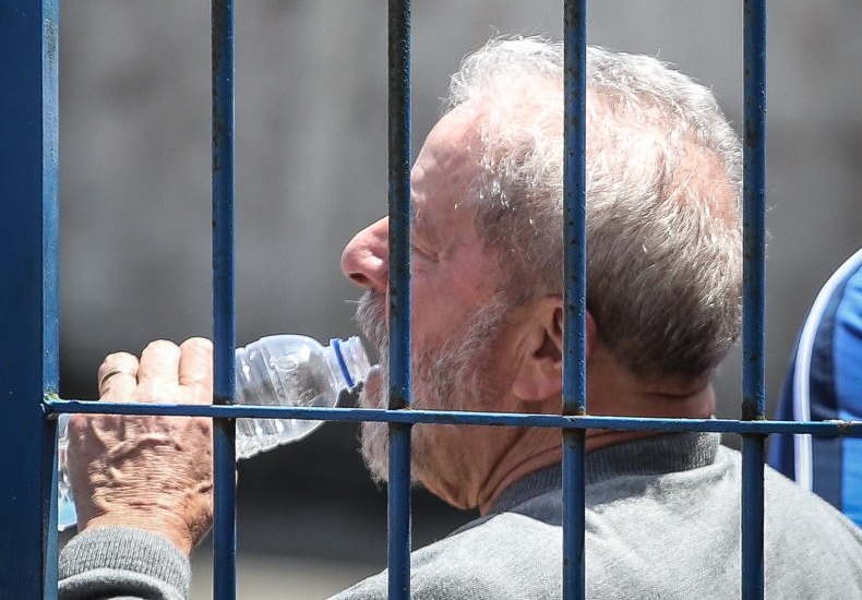 Há uma semana preso, Lula já sente isolamento político
