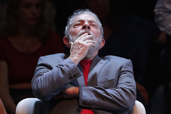 Lula admite a aliados que está fora das eleições