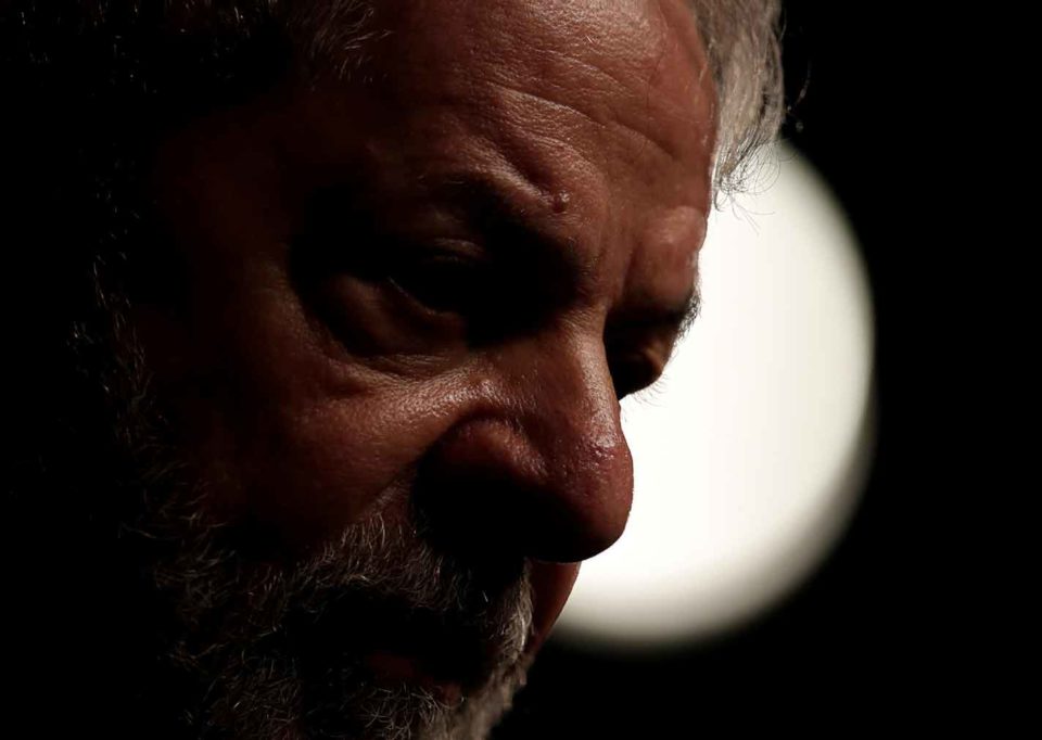 Delegados voltam a pedir transferência de Lula da PF