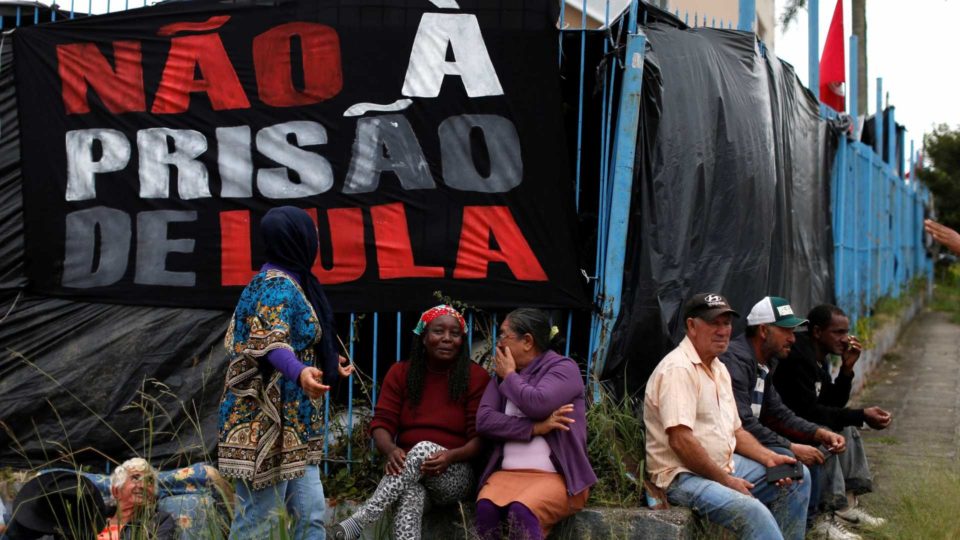 Ataque a tiros contra acampamento pró-Lula em Curitiba deixa feridos