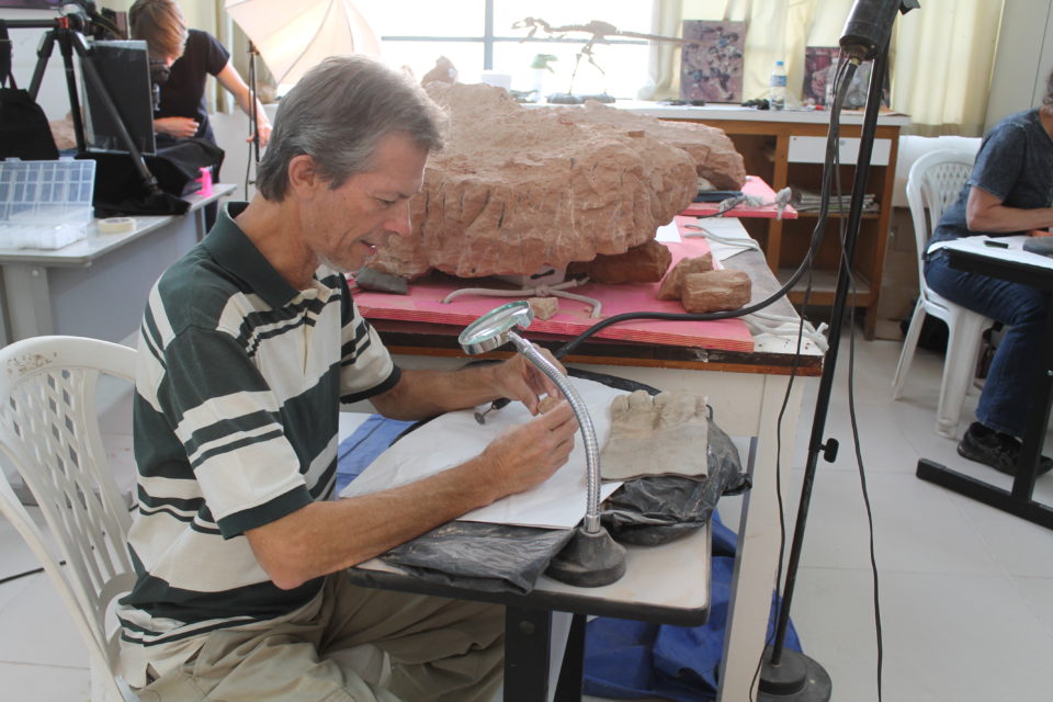 Museu de Paleontologia recebe pesquisadoras de Los Angeles