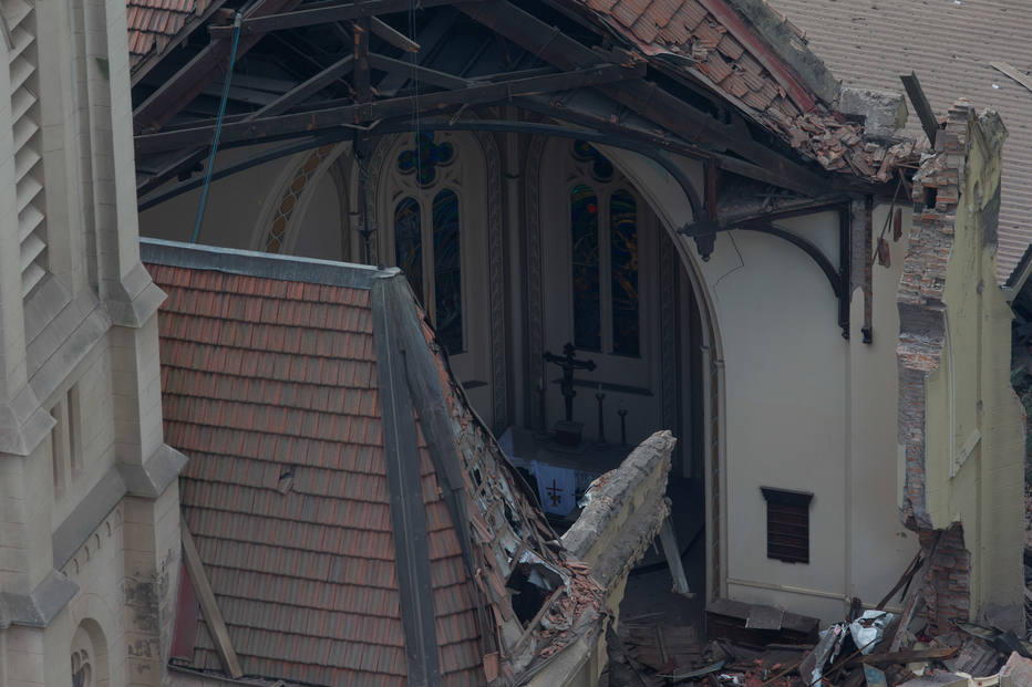 Crucifixo segue de pé em igreja atingida por desabamento