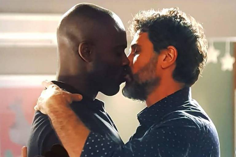 Beijo gay em novela gera grande repercussão nas redes sociais