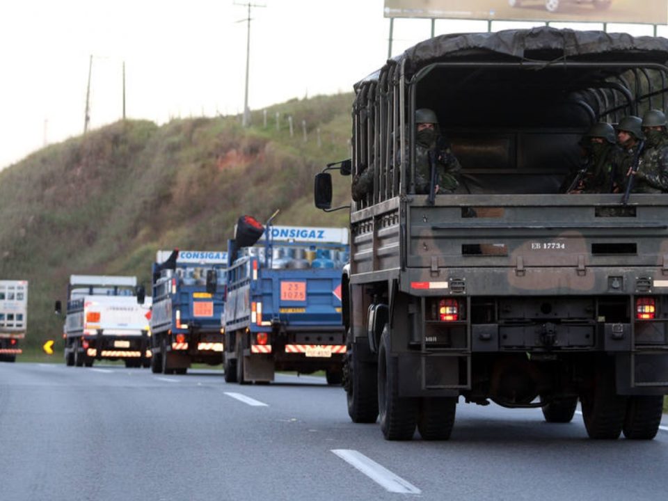 Motoristas deixam a greve com escolta