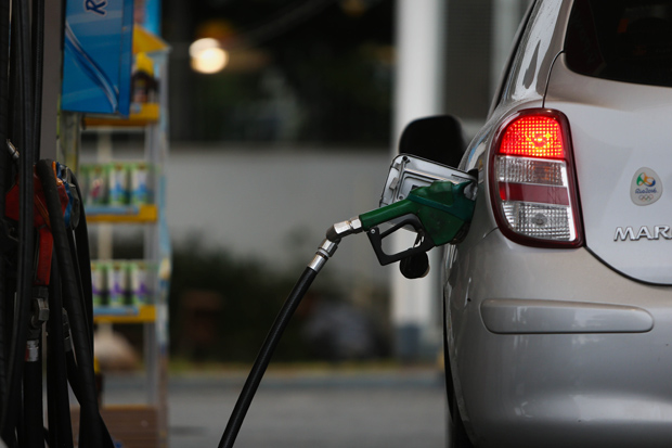 Petrobras sobe preço da gasolina; diesel permanece congelado