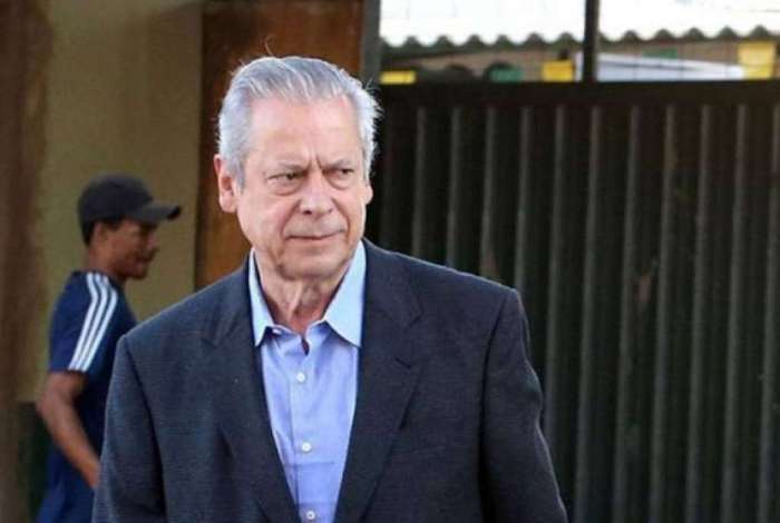 Dirceu se entrega à PF para cumprir pena de 30 anos e 9 meses