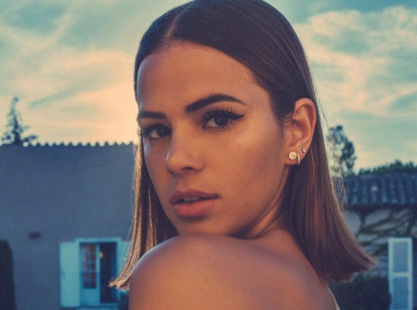 Sensual, Marquezine posa de topless e deixa tattoo à mostra