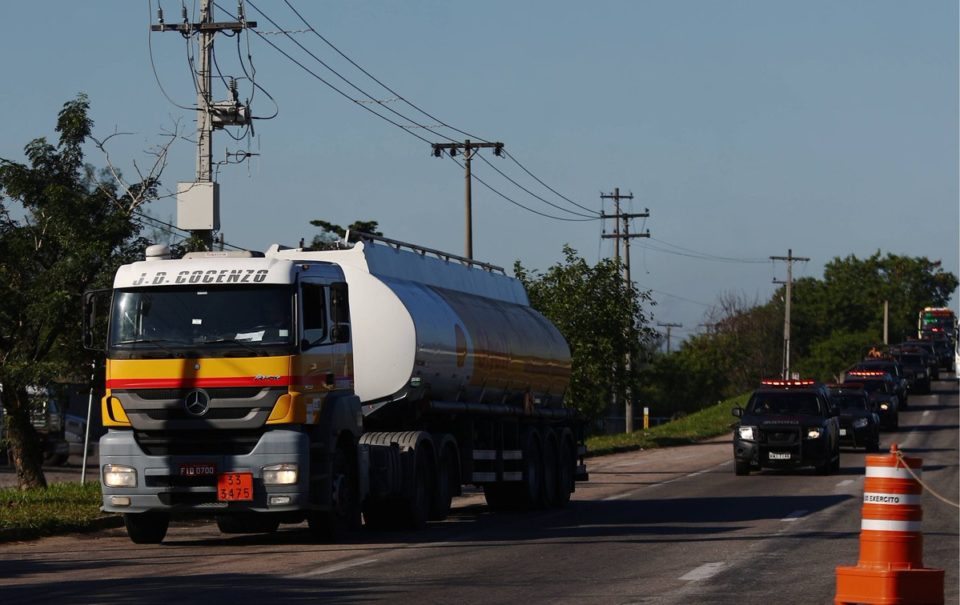 Combustível começa a sair das distribuidoras em direção aos postos