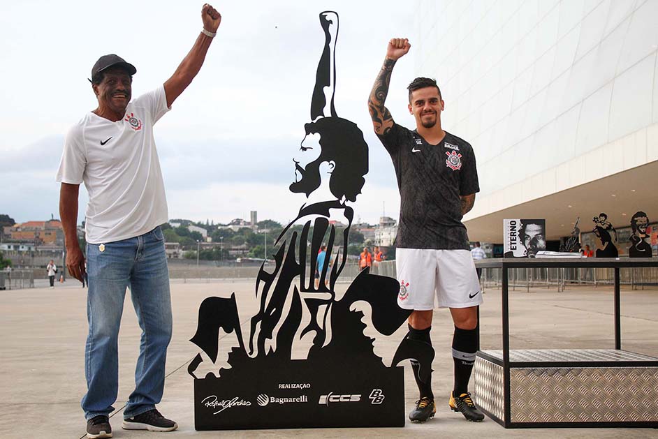 Corinthians inaugura estátua para ex-jogador Sócrates na Arena