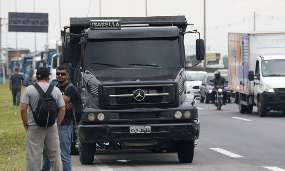 Associação de caminhoneiros diz que manifestação continua hoje