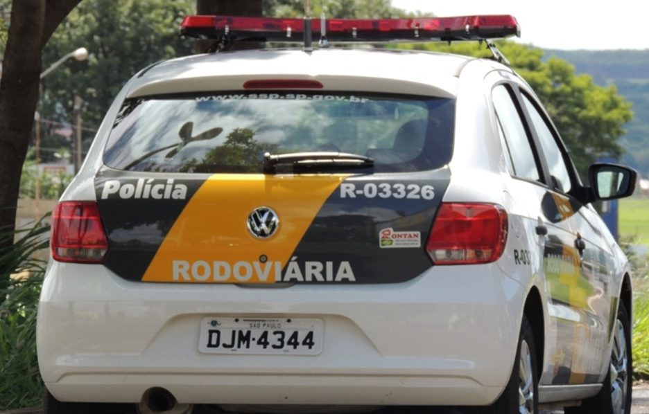 Funileiro embriagado capota carro de cliente no Contorno