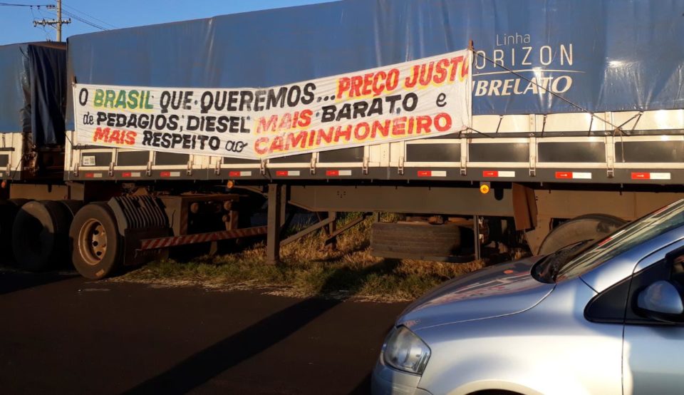 Caminhoneiros continuam paralisados em Marília e região