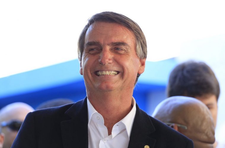 Bolsonaro volta a criticar governo e parabeniza caminhoneiros