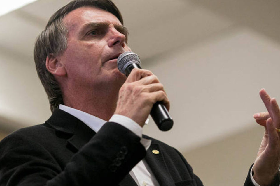 Bolsonaro sugere que futuro presidente revogará punições a caminhoneiros