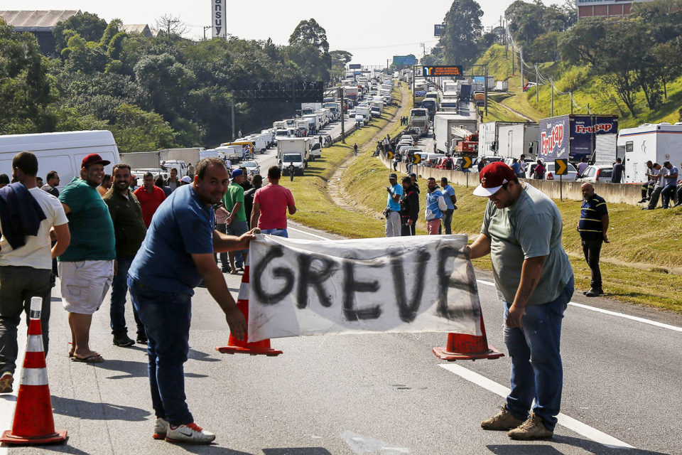 Caminhoneiros seguem com manifestações em rodovias neste sábado