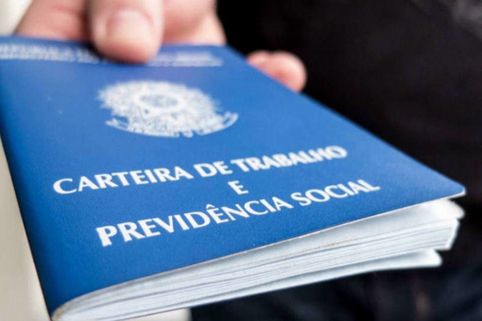 Reforma trabalhista é aplicável a todos os contratos da CLT, diz governo