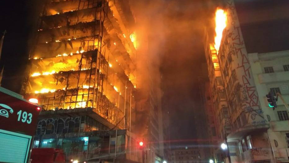 Prédio desaba durante incêndio no centro de São Paulo