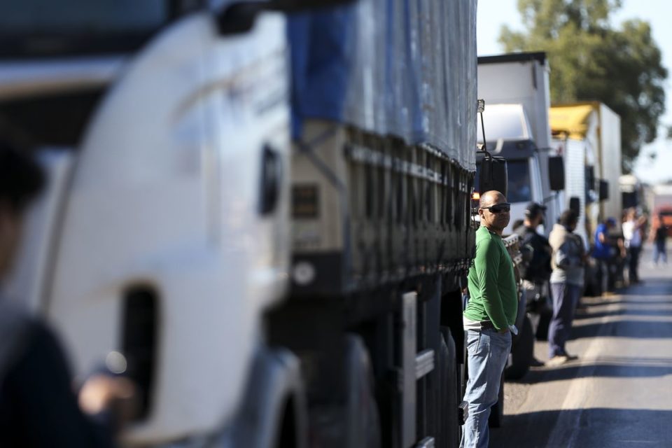 Caminhoneiros chegam ao Planalto com novas exigências para o governo