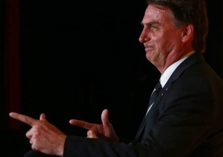 ‘Vou continuar atirando, mas com silenciador’, afirma Bolsonaro