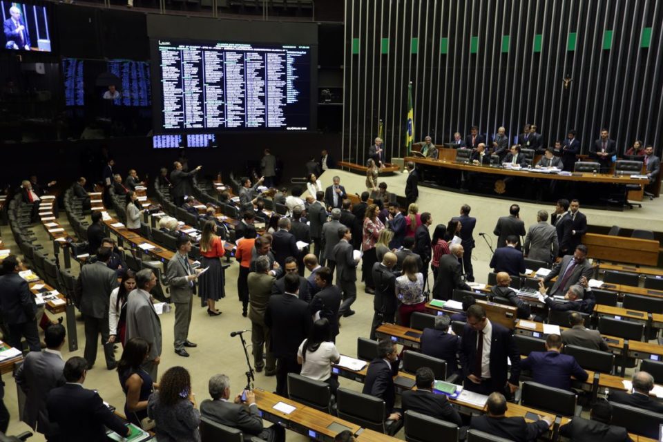 Deputados vão atrás de carona em jatinhos