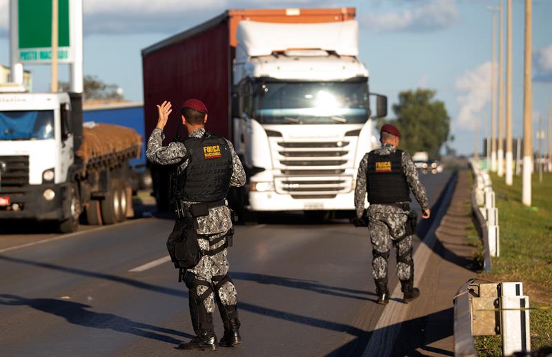 Caminhoneiros que tentam voltar ao trabalho são hostilizados