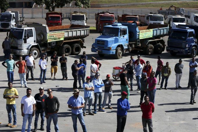 Governo evita falar em prazo para fim de crise com caminhoneiros