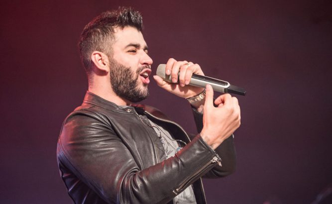 Gusttavo Lima apresenta show enrolado em cobertor