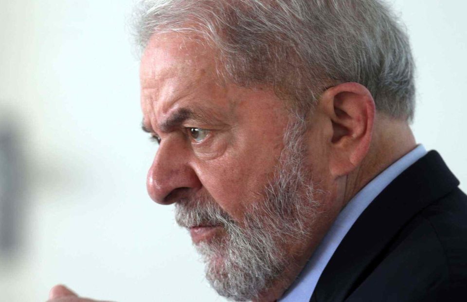 Um mês depois da prisão de Lula, vigília diminui e tensão aumenta