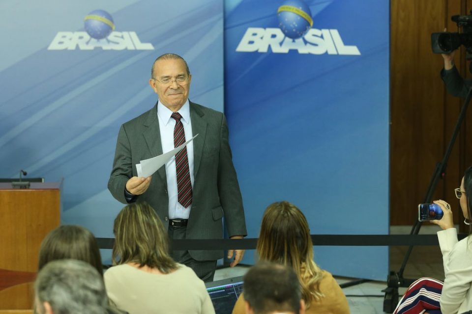 Padilha faz apelo para que caminhoneiros voltem ao trabalho