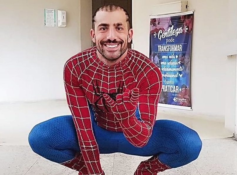 Kaysar se veste de Homem-Aranha para visitar crianças em hospital