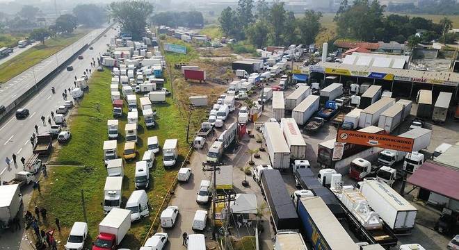 Greve só acaba com publicação da isenção de impostos no DOU