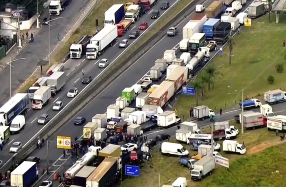 Associação pede que grevistas ‘levantem acampamento’